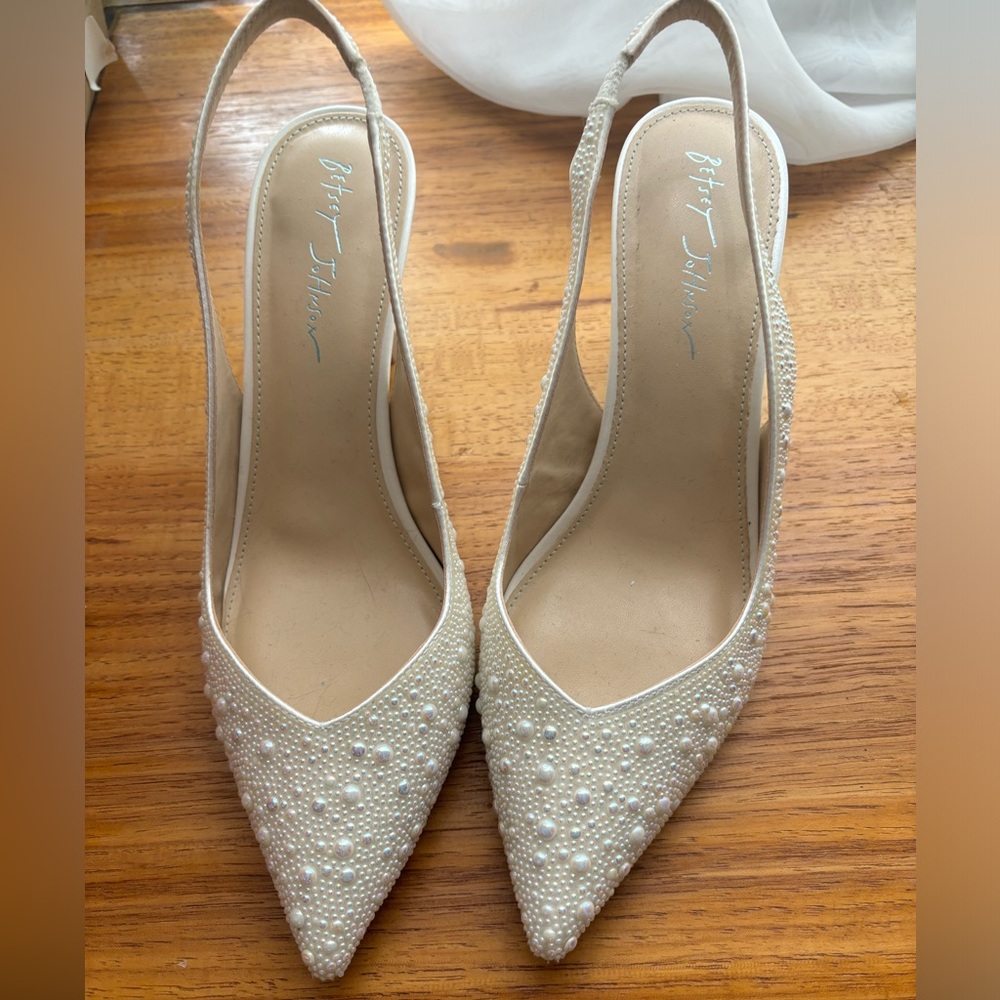 Betsey Johnson Clarke Ivory Pearl Pump